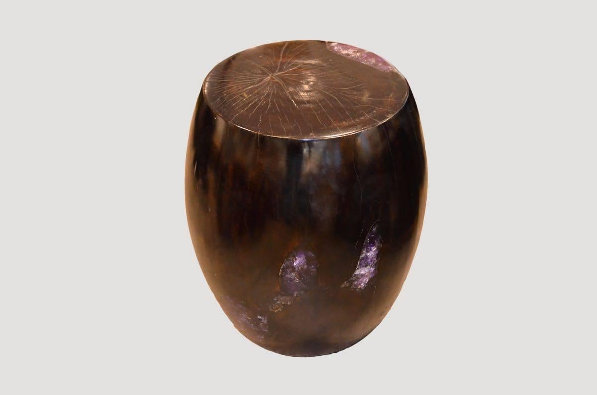 Der Cracked Resin Drum Beistelltisch ist aus Teakholz gefertigt, das mit Harz infundiert wurde. Ein dramatisches Stück durch die Tiefe des Harzes, das einem einzigartigen Quarzkristall mit vielen verschiedenen Facetten ähnelt. Eine beeindruckende