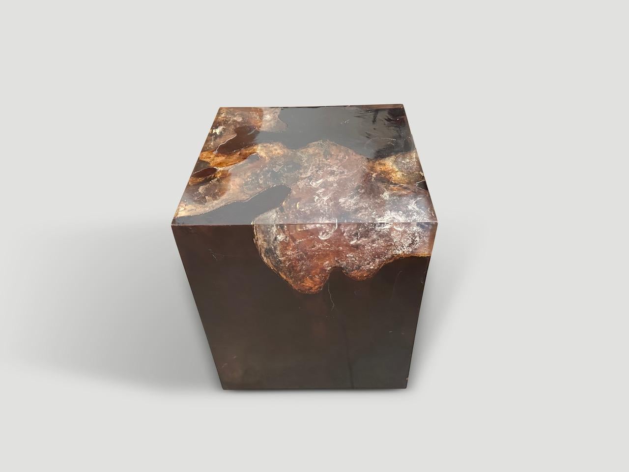La table d'appoint Cracked Resin est fabriquée en teck infusé de résine. Une pièce spectaculaire en raison de la profondeur de la résine, qui ressemble à un cristal de quartz unique avec de nombreuses facettes différentes. Un ajout impressionnant à