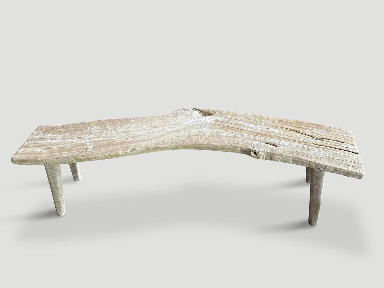 Un unico pannello in legno antico di grande spessore con un carattere unico e una curva naturale del legno. Per contrasto abbiamo aggiunto delle gambe minimaliste in teak liscio. Sbiancato con un leggero lavaggio bianco che rivela le bellissime