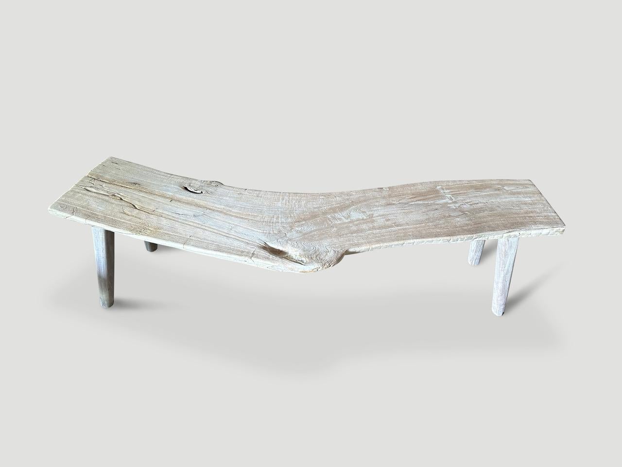 Organico moderno Andrianna Shamaris Panca curva in legno di teak St. Barts in vendita