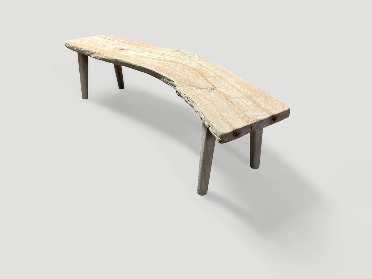 Organico moderno Andrianna Shamaris Panca curva in legno di teak St. Barts in vendita