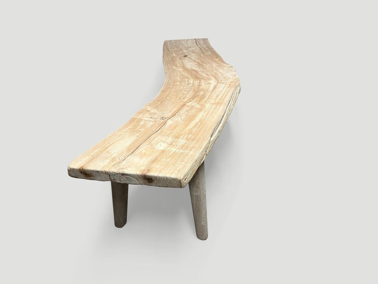 Legno Andrianna Shamaris Panca curva in legno di teak St. Barts in vendita
