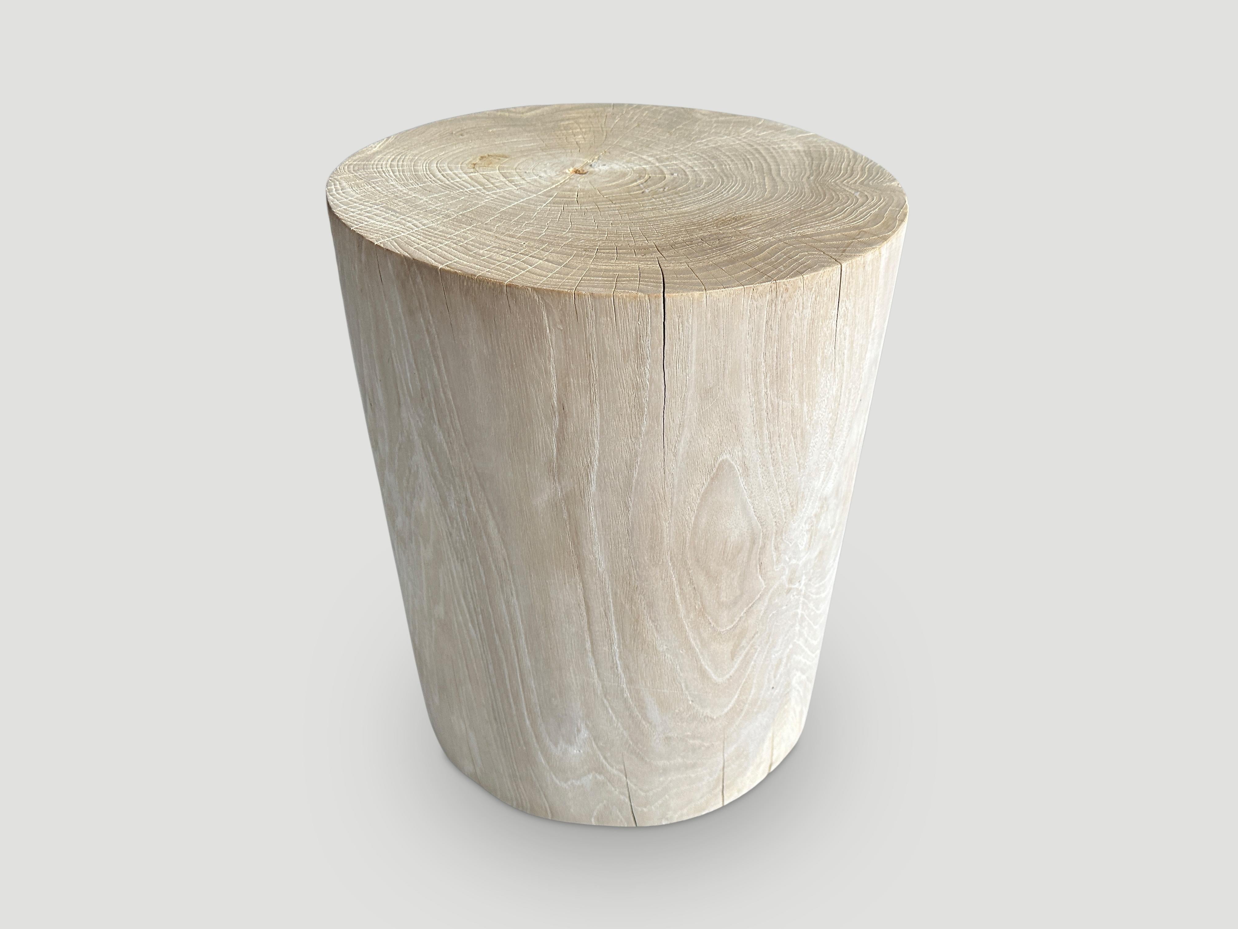 Zylinderförmiger Beistelltisch oder Hocker aus recyceltem Teakholz. Gebleicht und zu einem minimalistischen Zylinder geschnitzt, wobei das natürliche, organische Holz respektiert wird. Auch verkohlt erhältlich. Wir haben eine Collection'S. 

Die St.