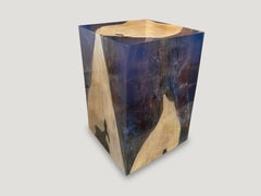 Andrianna Shamaris: Deep Sea-Beistelltisch aus blauem Harz und Teakholz