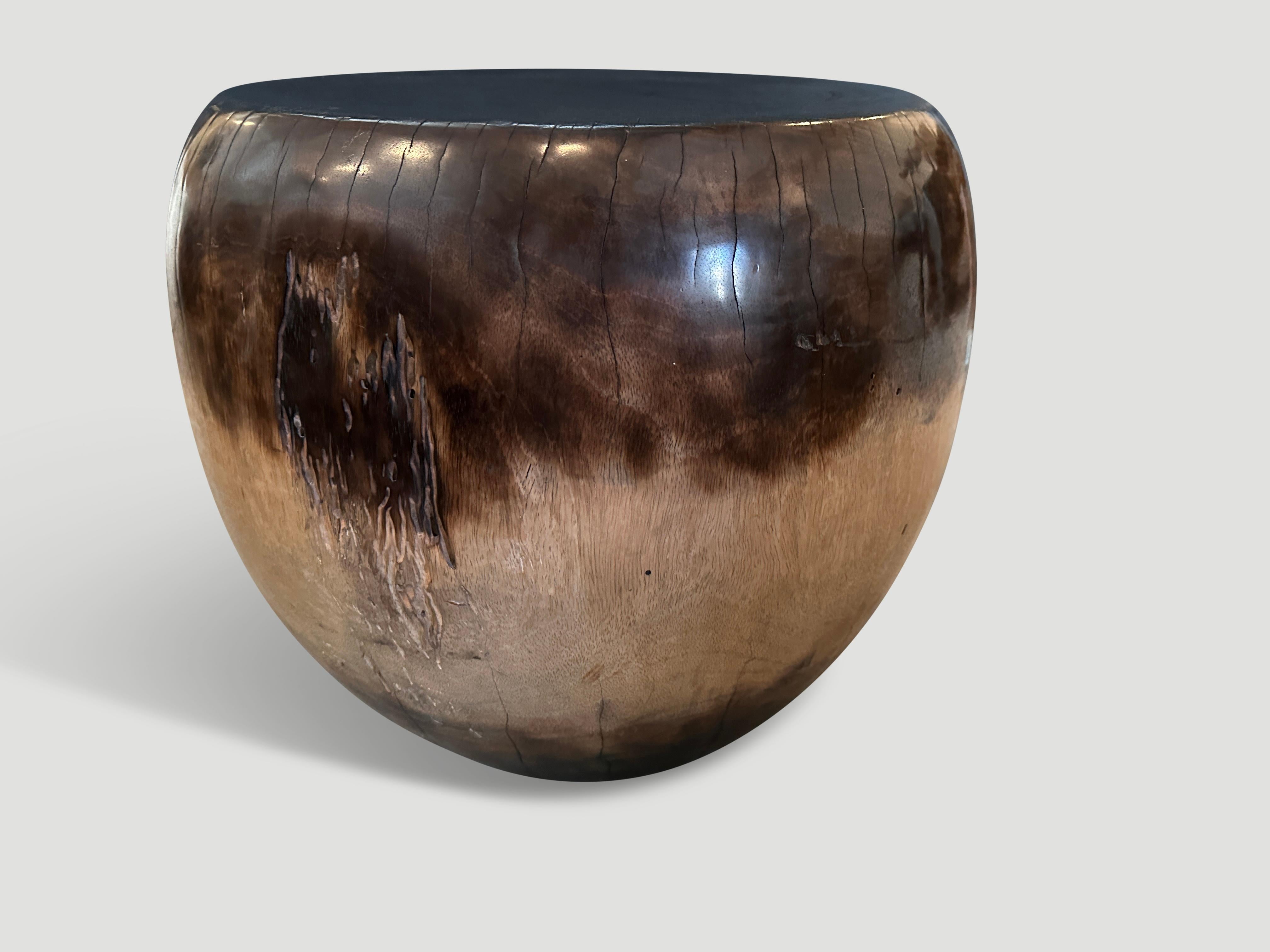 Cette table d'appoint en bois de manguier récupéré présente de magnifiques tons de bois. Sculpté à la main en forme de tambour impressionnant. Nous avons ajouté un vernis naturel révélant le contraste des veines du bois. La partie supérieure a un