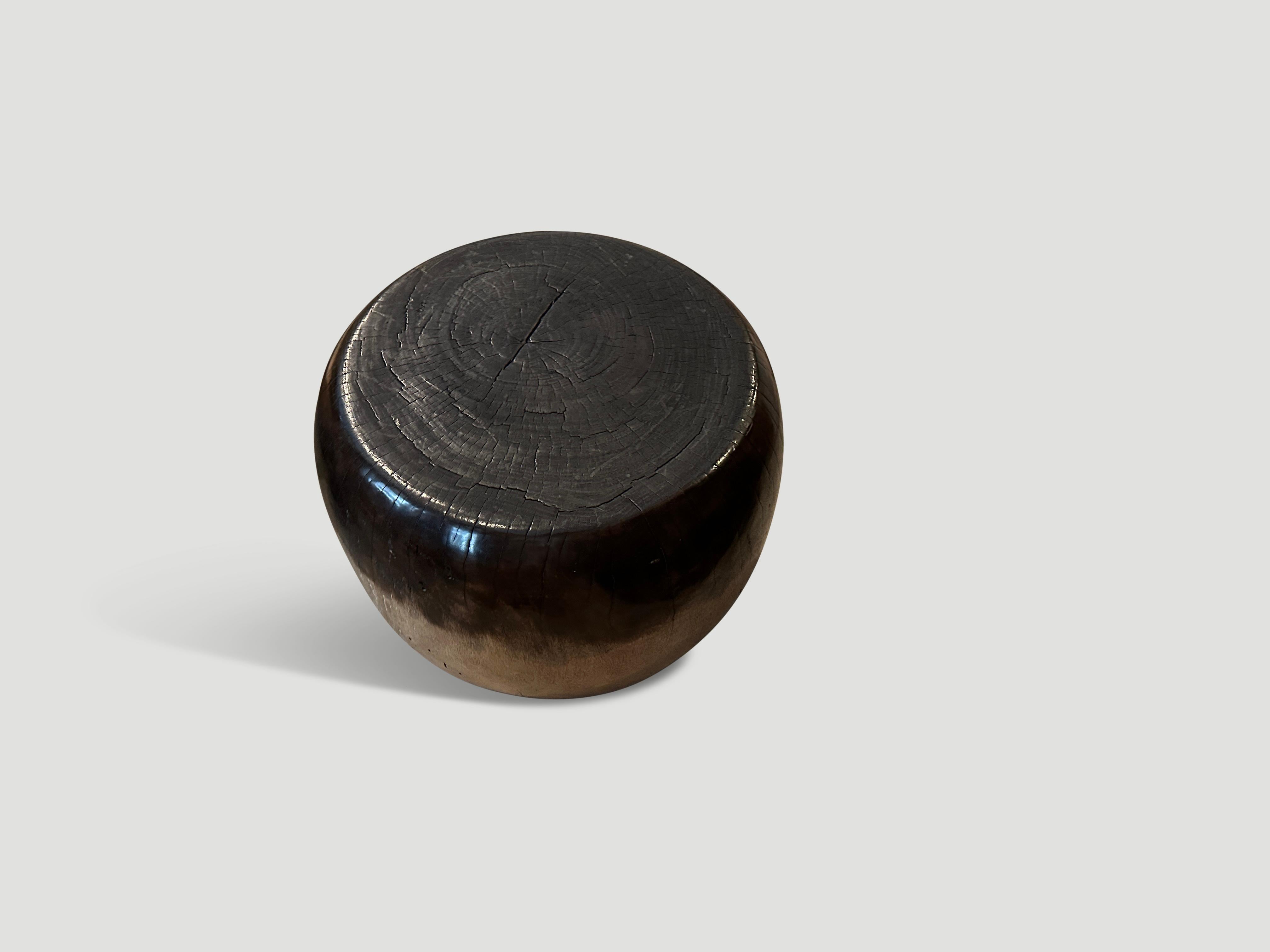 Table d'appoint Andrianna Shamaris en forme de tambour en bois de Mango Excellent état - En vente à New York, NY