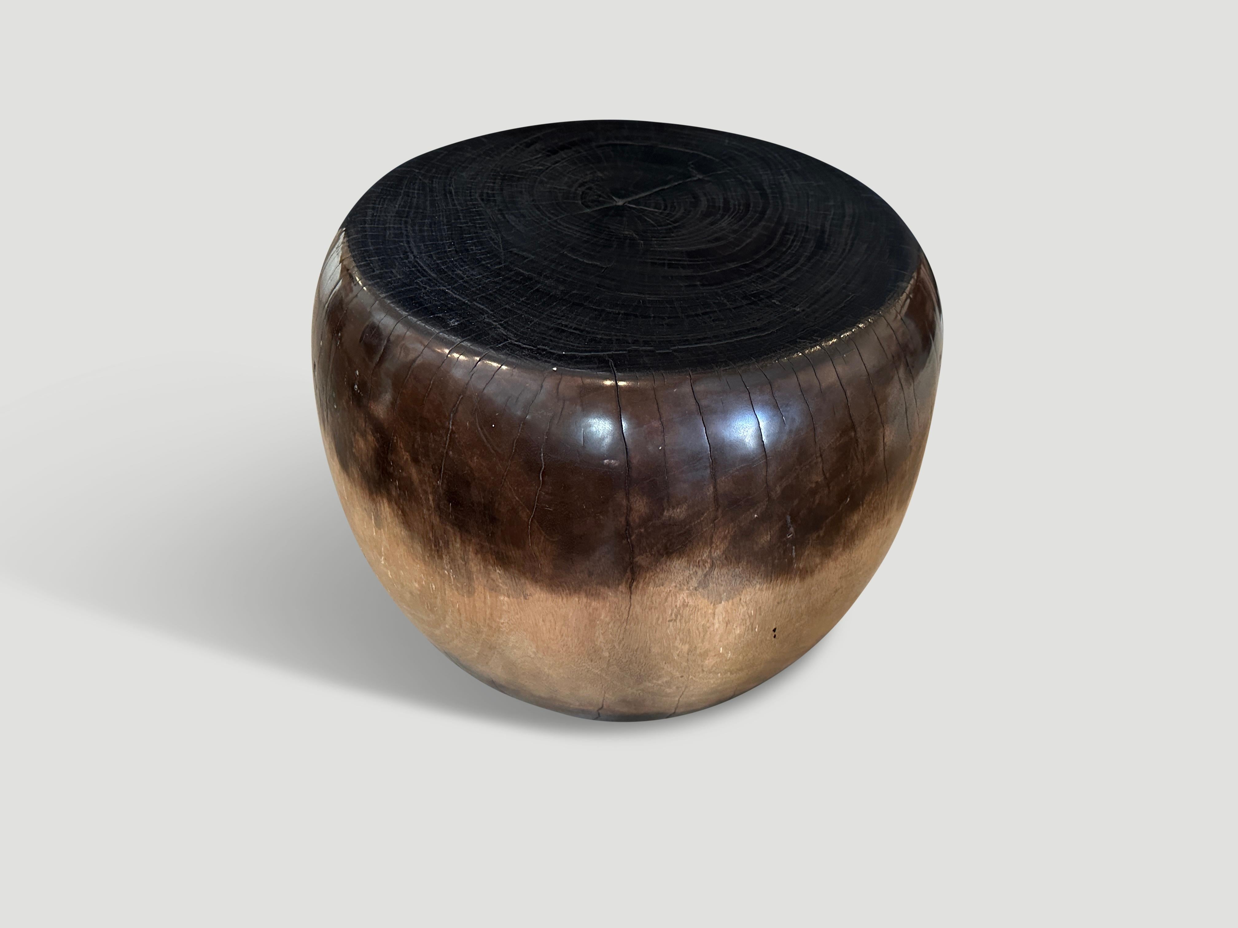 XXIe siècle et contemporain Table d'appoint Andrianna Shamaris en forme de tambour en bois de Mango en vente