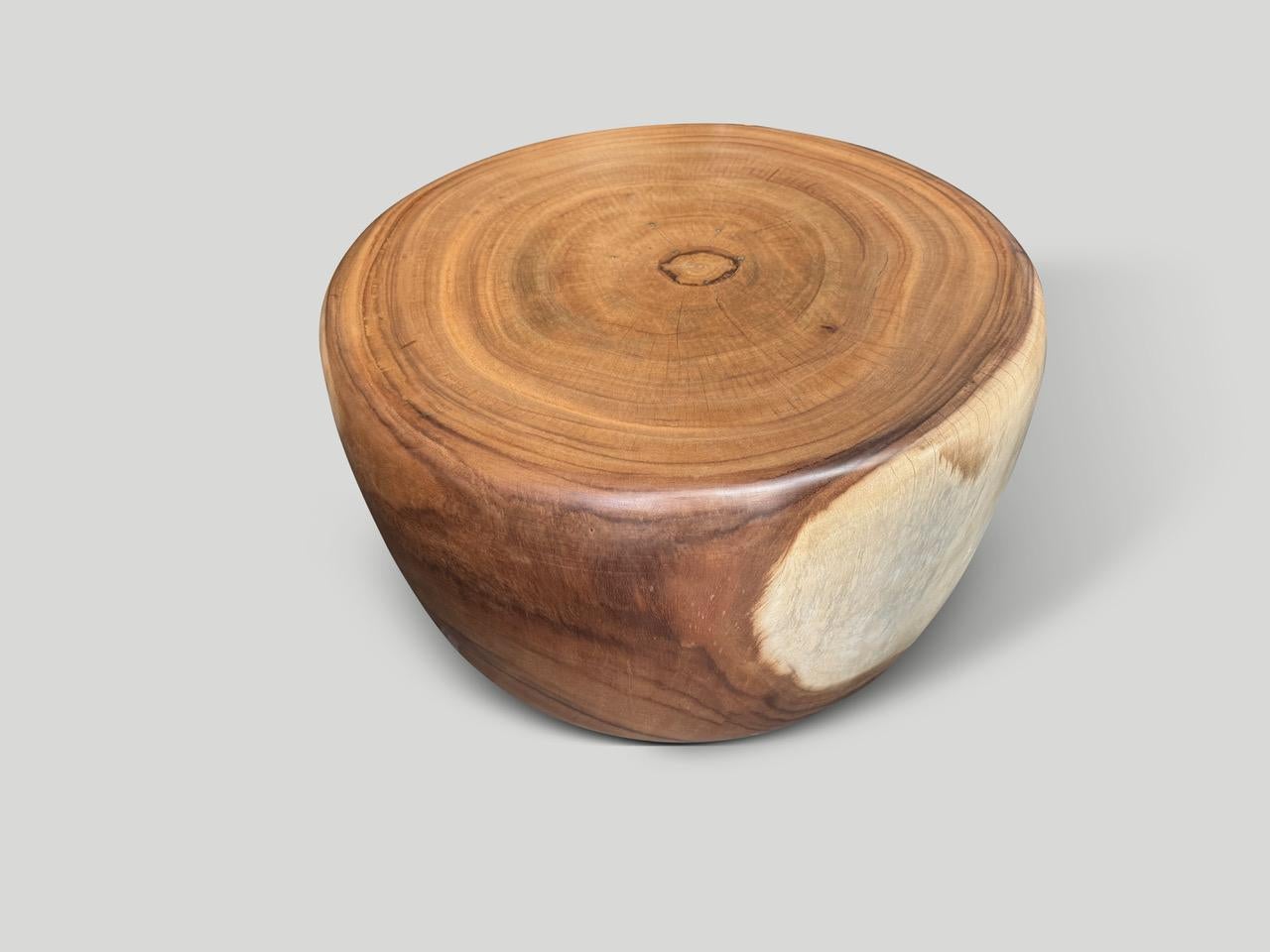 Cette table basse en bois de suar récupéré présente de beaux contrastes. Sculpté à la main en forme de tambour impressionnant. Finition avec une huile naturelle révélant le grain unique du bois. 

Posséder un original d'Andrianna