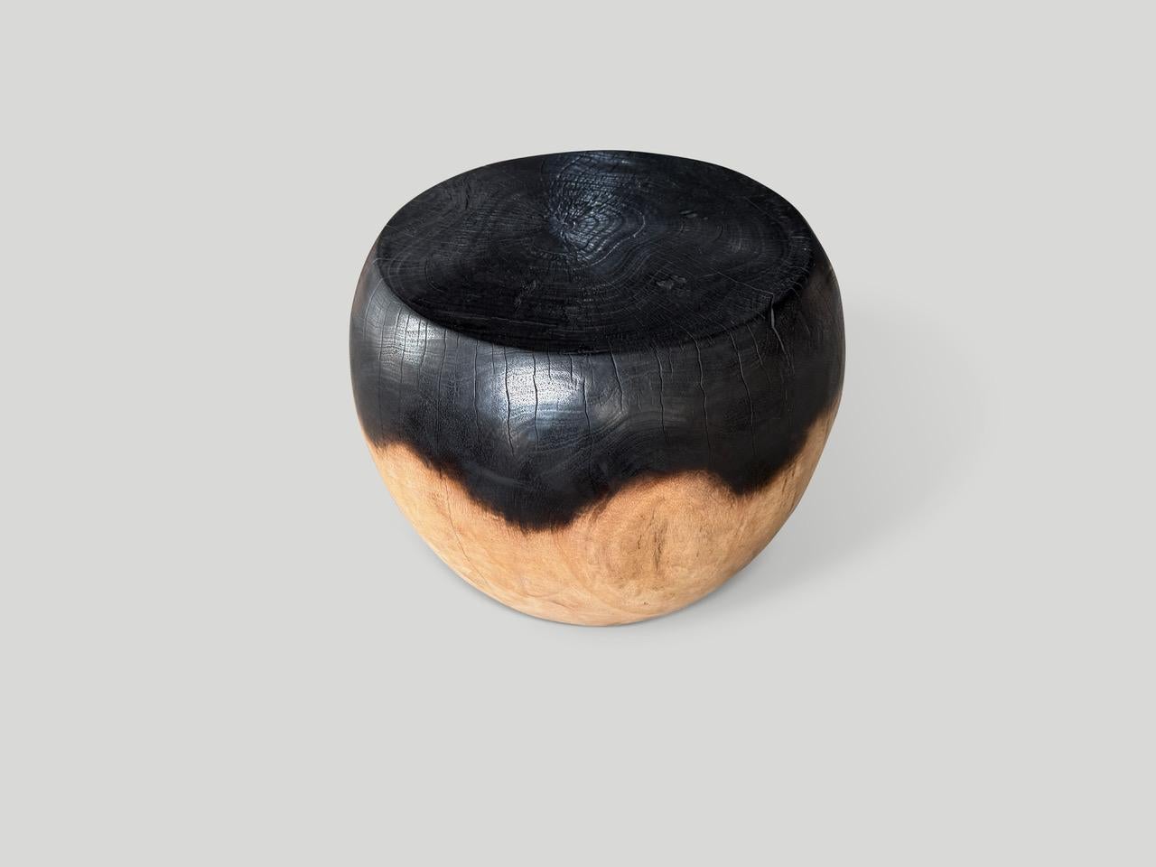 Mesa auxiliar de madera de mango recuperada, tallada a mano en una impresionante forma de tambor. Teñimos parcialmente la mitad superior de color expreso y dejamos la inferior pálida en contraste. Acabado con un aceite natural que revela la hermosa