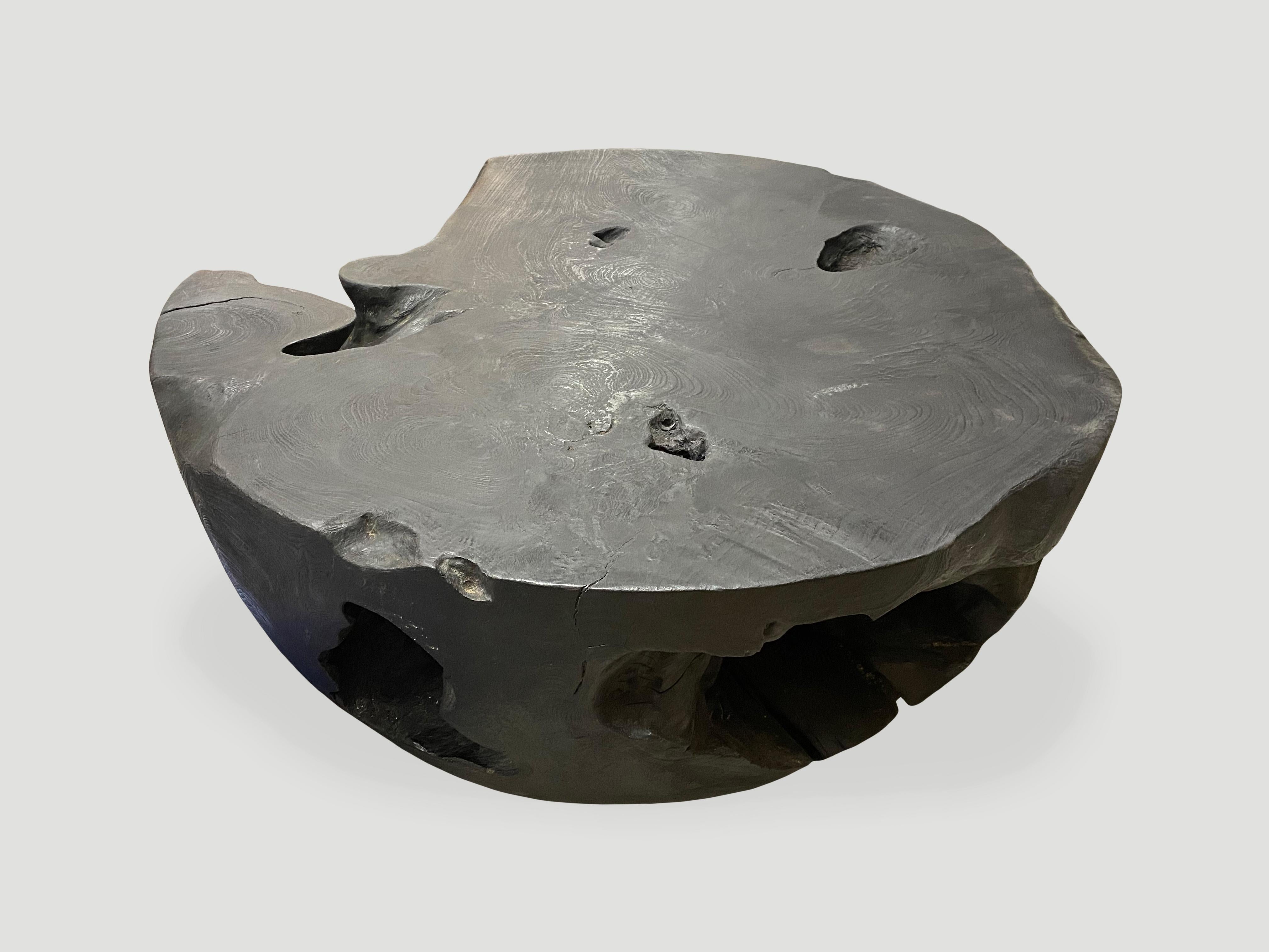 Table basse Andrianna Shamaris en forme de tambour en bois de teck calciné Excellent état - En vente à New York, NY