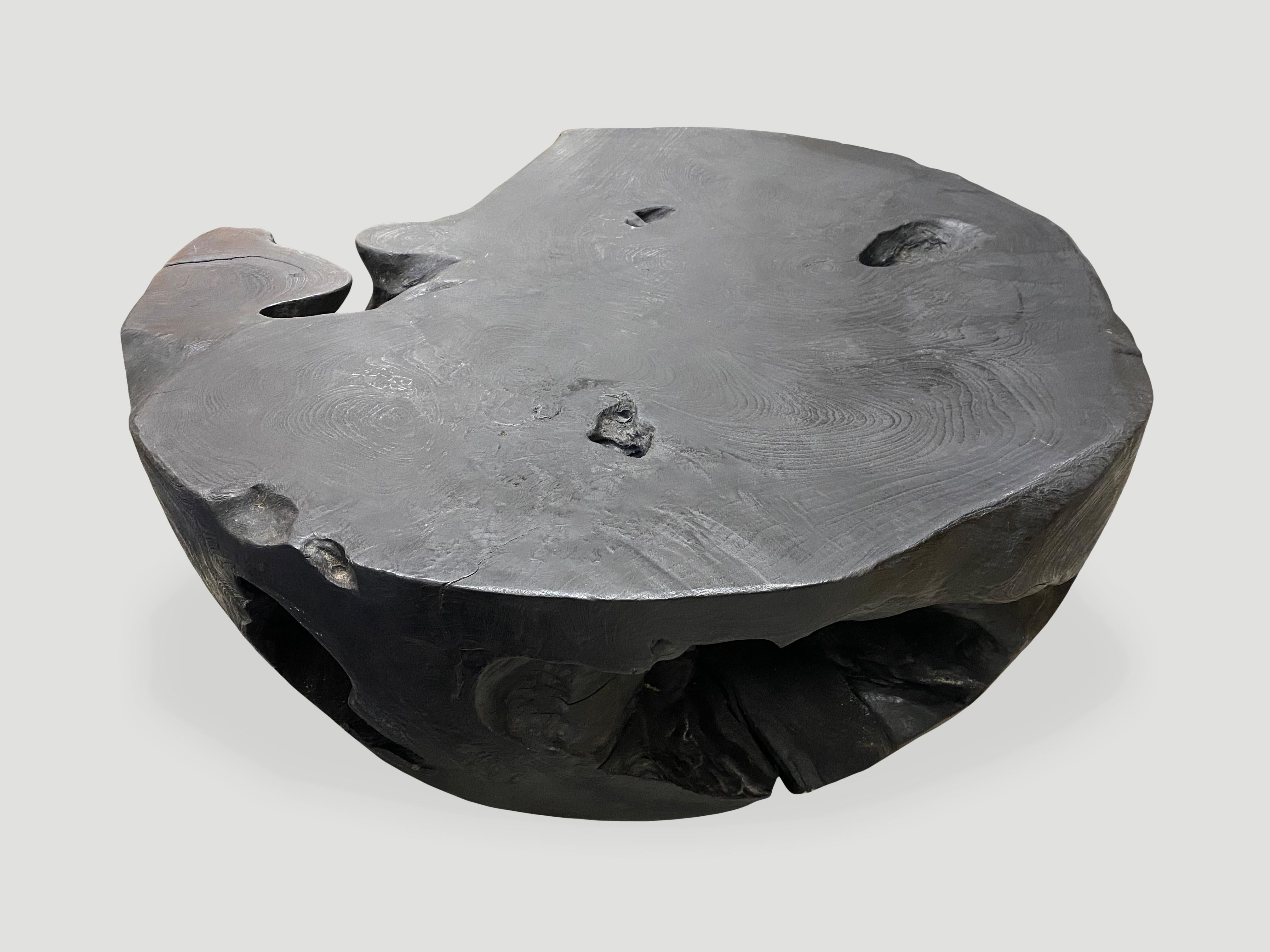 Table basse Andrianna Shamaris en forme de tambour en bois de teck calciné en vente 1