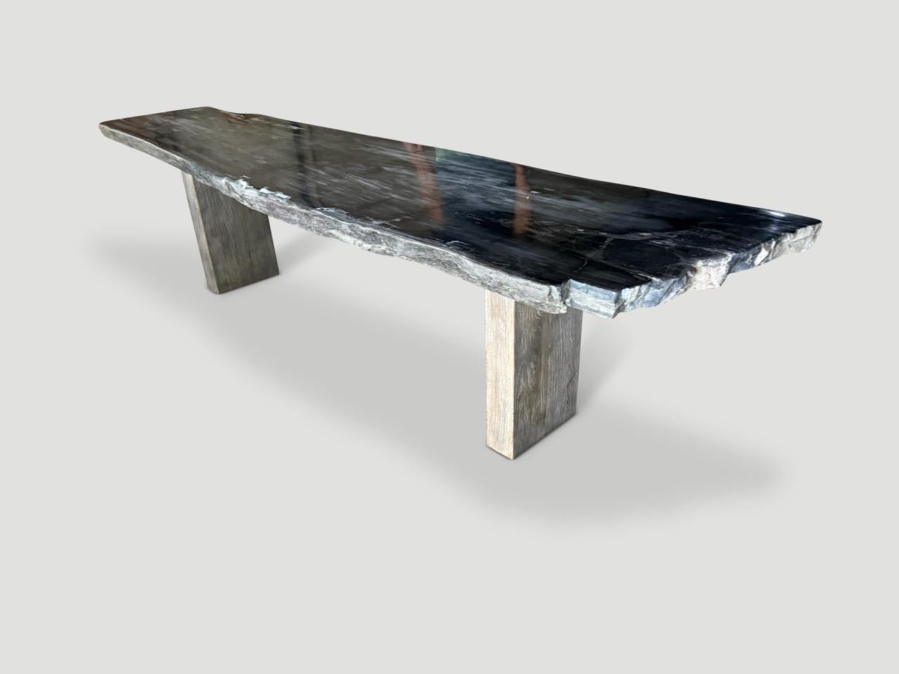 Impressionnante tranche vivante, dalle unique de trois pouces d'épaisseur, bois pétrifié ancien avec des marques naturelles contrastées. Parfait comme table de console, table de salle à manger ou plan de travail. Présenté avec une base minimaliste
