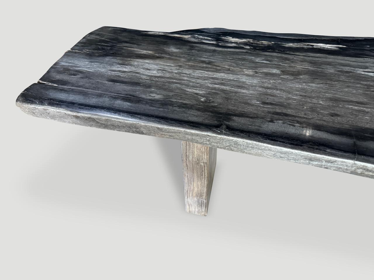 Organique Table de salle à manger ou console exquise en bois pétrifié de haute qualité Andrianna Shamaris en vente