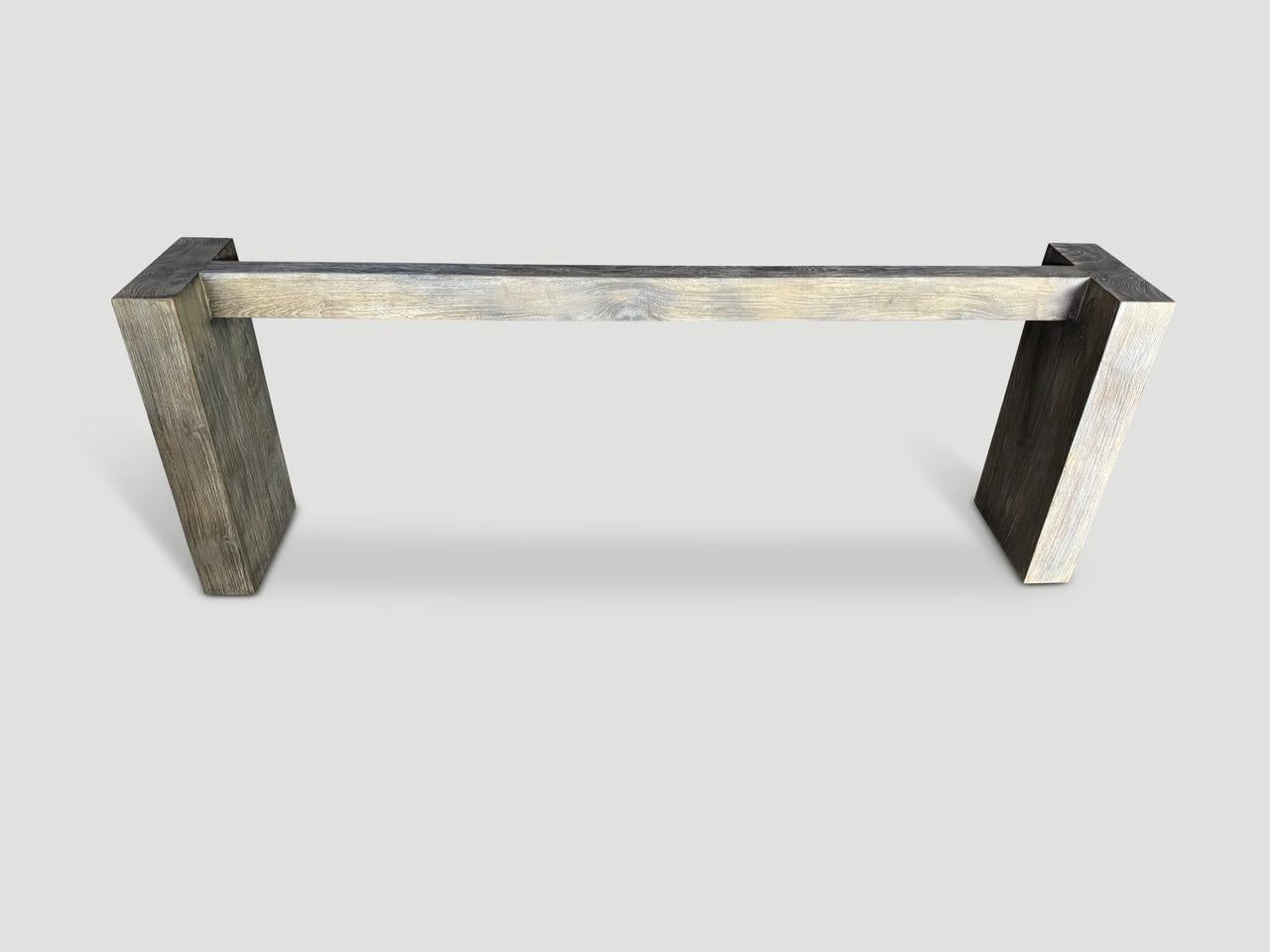 Table de salle à manger ou console exquise en bois pétrifié de haute qualité Andrianna Shamaris en vente 1