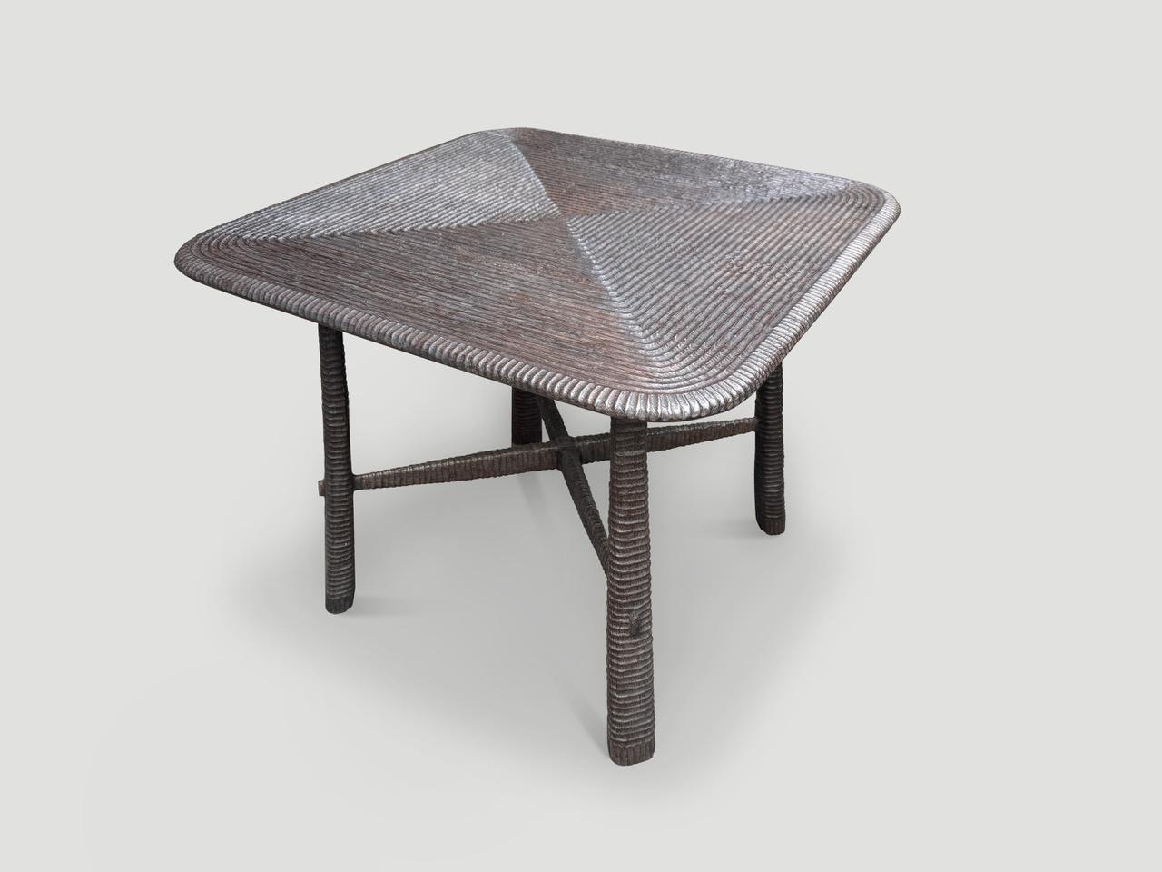Le bois de teck centenaire de ma plus belle collection est sculpté à la main par notre maître sculpteur pour produire cette table impressionnante unique en son genre. Parfait comme petite table à manger, table à cartes ou table d'entrée, pour n'en