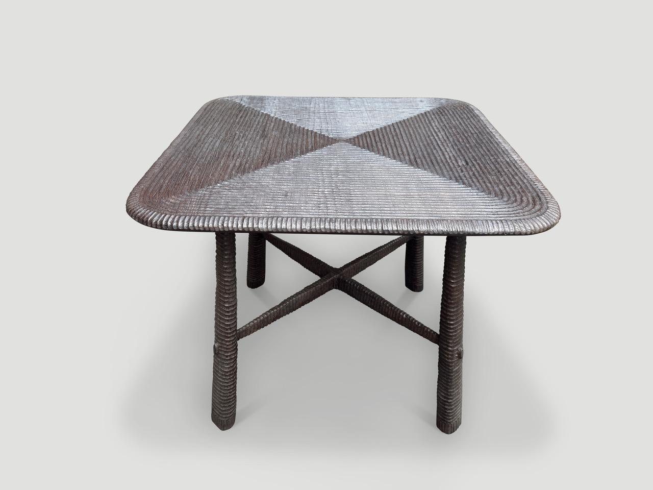 Andrianna Shamaris Table minimaliste exquise sculptée à la main Excellent état - En vente à New York, NY