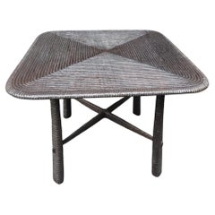 Andrianna Shamaris Exquisite minimalistischer handgeschnitzter Tisch