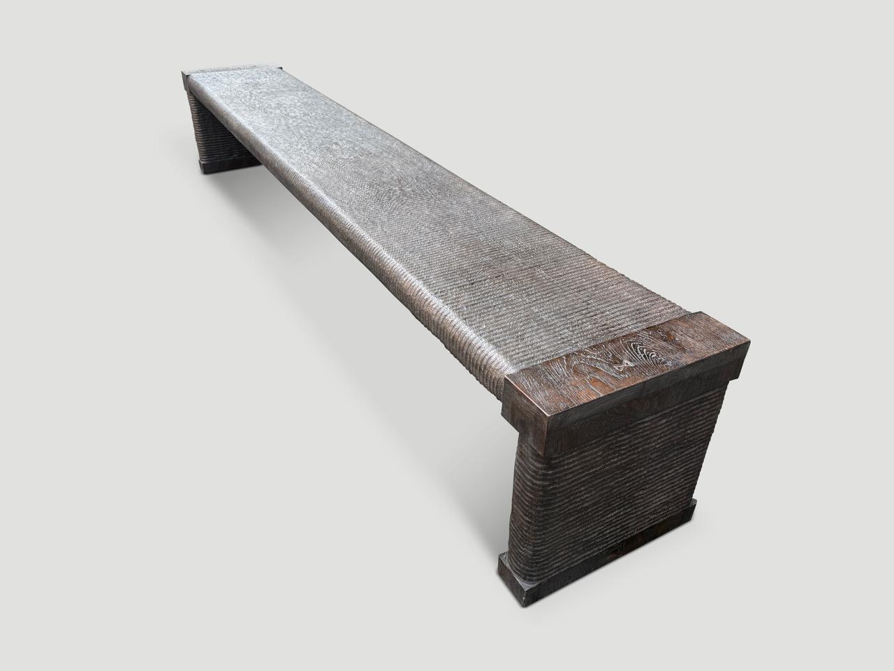 Una lastra singola straordinariamente bella e spessa tre pollici di raro legno di teak secolare, proveniente dalla mia migliore collezione. Scolpita meticolosamente a mano dal nostro maestro intagliatore con il nostro esclusivo intaglio minimalista,