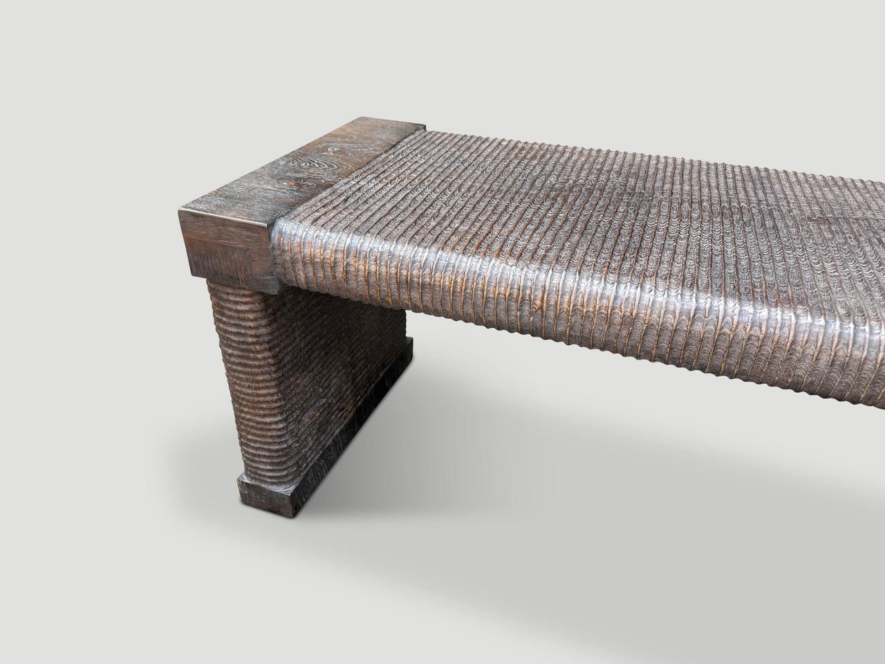 Mid-Century moderno Andrianna Shamaris Squisita panchina monumentale intagliata a mano in vendita