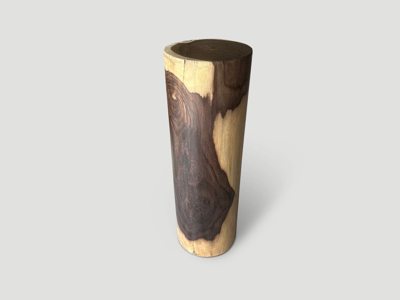 Exquisiter, jahrhundertealter Beistelltisch oder Sockel aus Palisanderholz mit einzigartigen, kontrastierenden Farbtönen. Mit einem natürlichen Öl behandelt, das die schöne Holzmaserung zum Vorschein bringt. Es kommt auf die Details an.

Besitzen