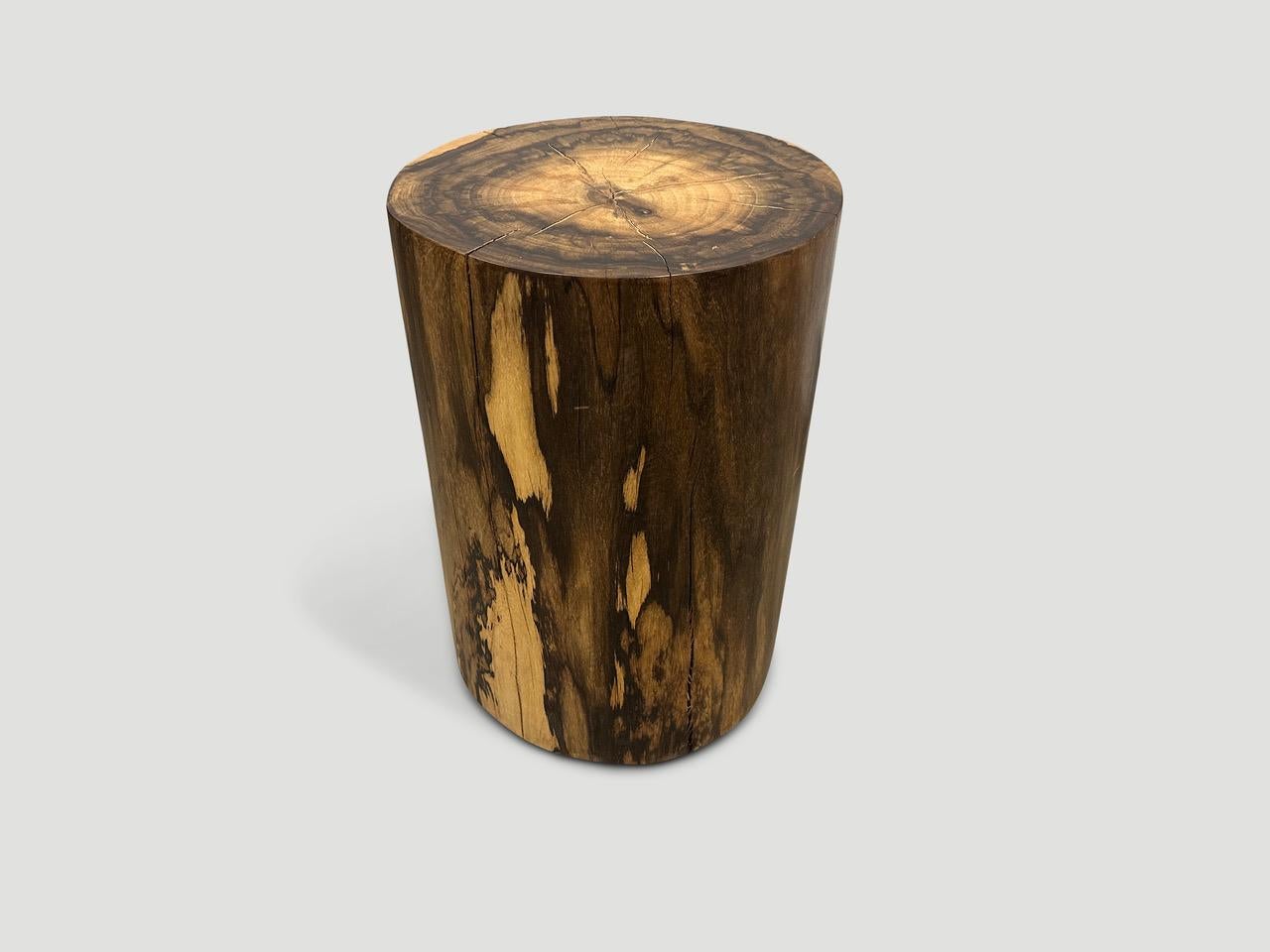 Exquisiter Beistelltisch oder Hocker aus Palisanderholz mit atemberaubenden Farbkontrasten. Mit einem natürlichen Öl behandelt, das die schöne Holzmaserung zum Vorschein bringt. Wir haben eine Collection'S. Der Preis und die Bilder spiegeln die