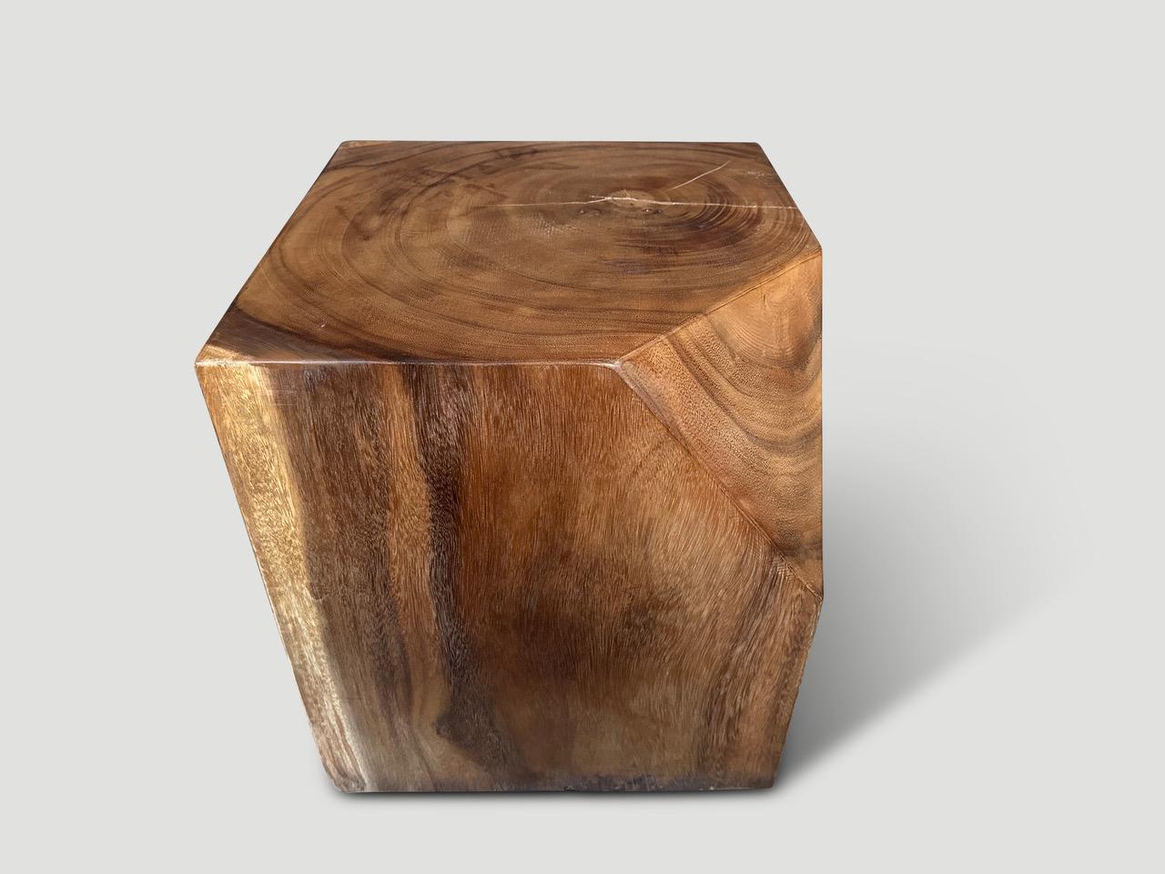 Table d'appoint en bois massif de suar recyclé. Finition avec une huile naturelle révélant le magnifique grain du bois. Montrée en Nature. Dimensions et teintes personnalisées disponibles. Veuillez vous renseigner.

Posséder un original d'Andrianna
