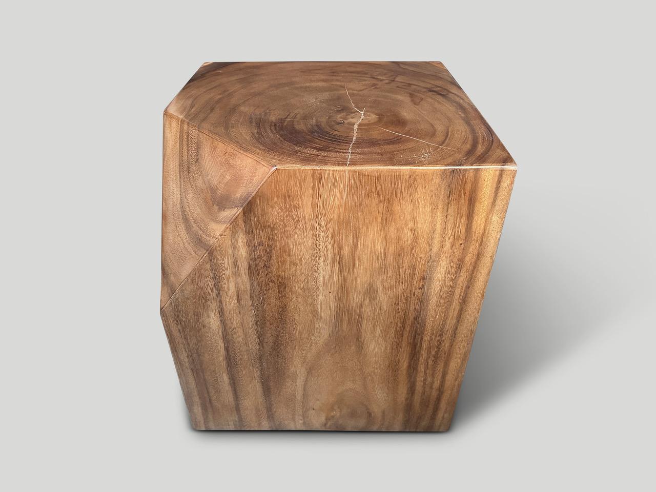 Organique Table d'appoint Andrianna Shamaris en bois à facettes en vente