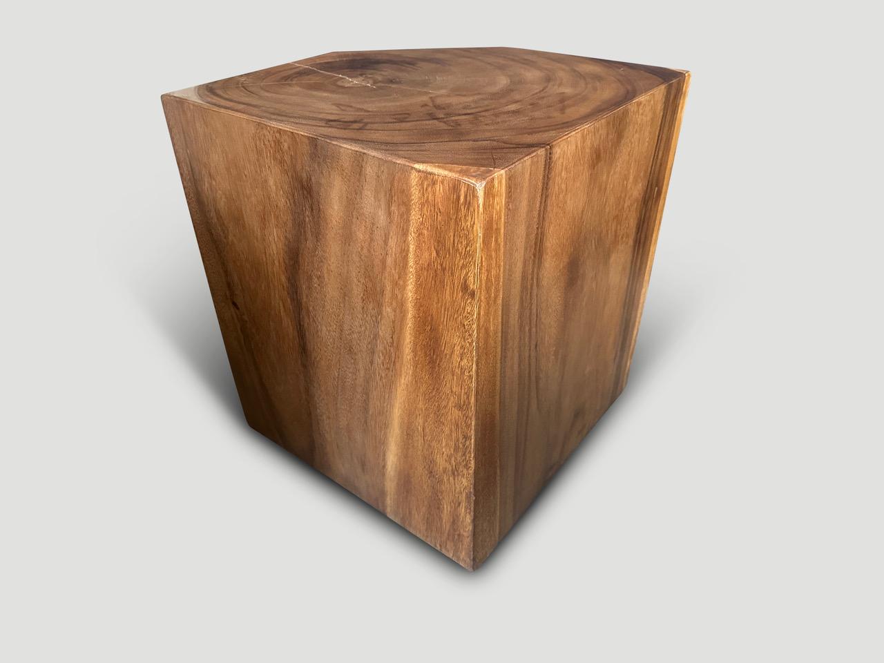 Table d'appoint Andrianna Shamaris en bois à facettes Excellent état - En vente à New York, NY