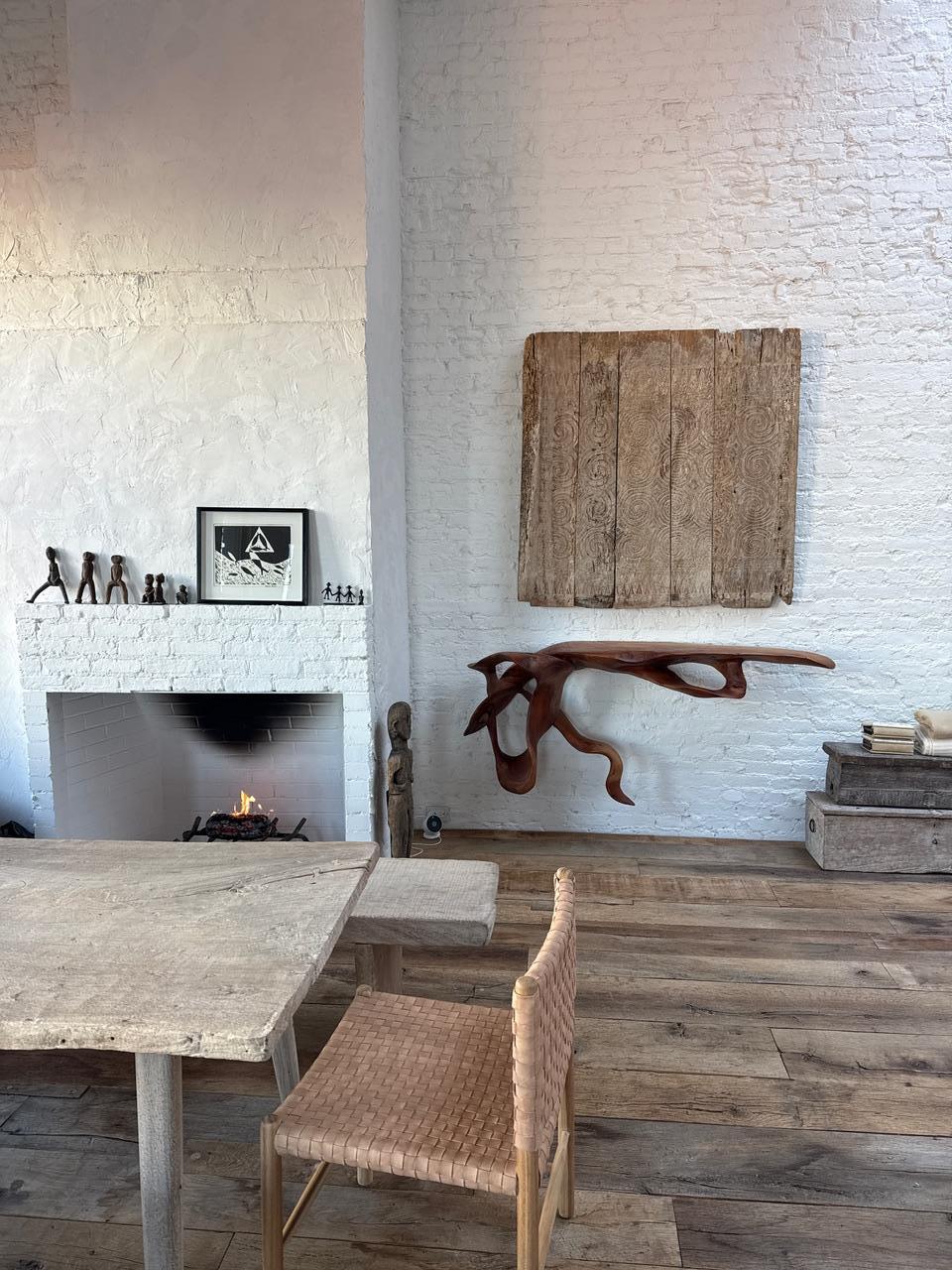 Andrianna Shamaris Table console sculpturale flottante en bois de teck Excellent état - En vente à New York, NY