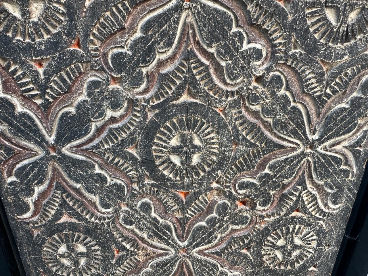 Antike handgeschnitzte Tafel aus Toraja. Gerahmt in einer minimalistischen Schattenbox aus schwarzem Teakholz. Diese Schnitzerei symbolisiert Frieden und Glück. Um 1950.

Diese antike Schnitzerei wurde im Geiste von Wabi-Sabi handgeschnitzt, einer