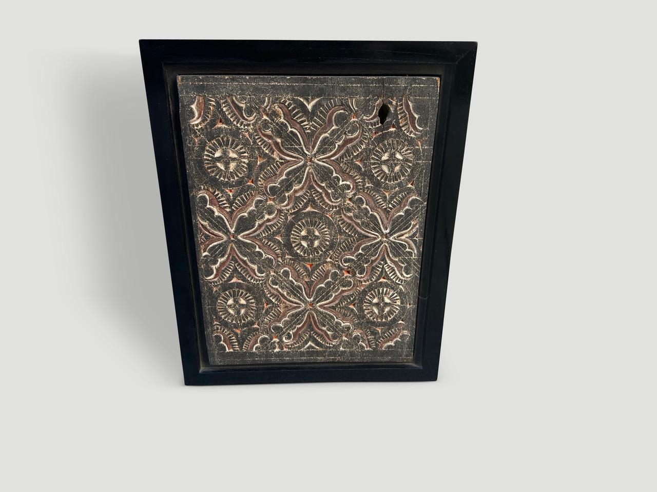 Andrianna Shamaris Gerahmte antike handgeschnitzte Tafel, gerahmt  im Zustand „Gut“ im Angebot in New York, NY