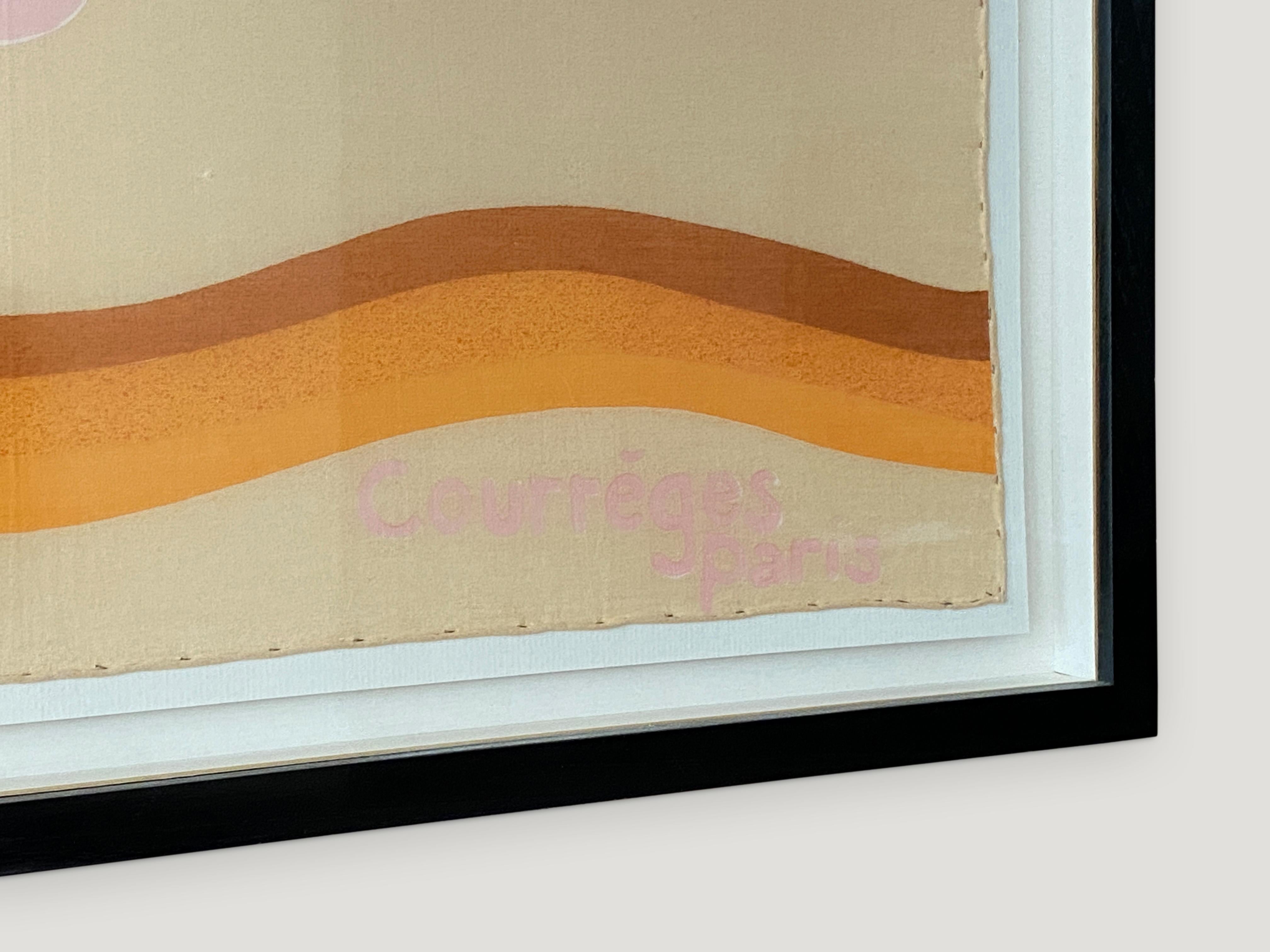 Seltener, sehr gut erhaltener Seidenschal von Courrèges, gefunden in Paris, Frankreich. Mit kräftigen Farben und Formen im Pop-Art-Stil und dem Courrèges-Logo. Eingefasst in einen modernen Rahmen aus natürlichem Teakholz.

Andrianna Shamaris. Der