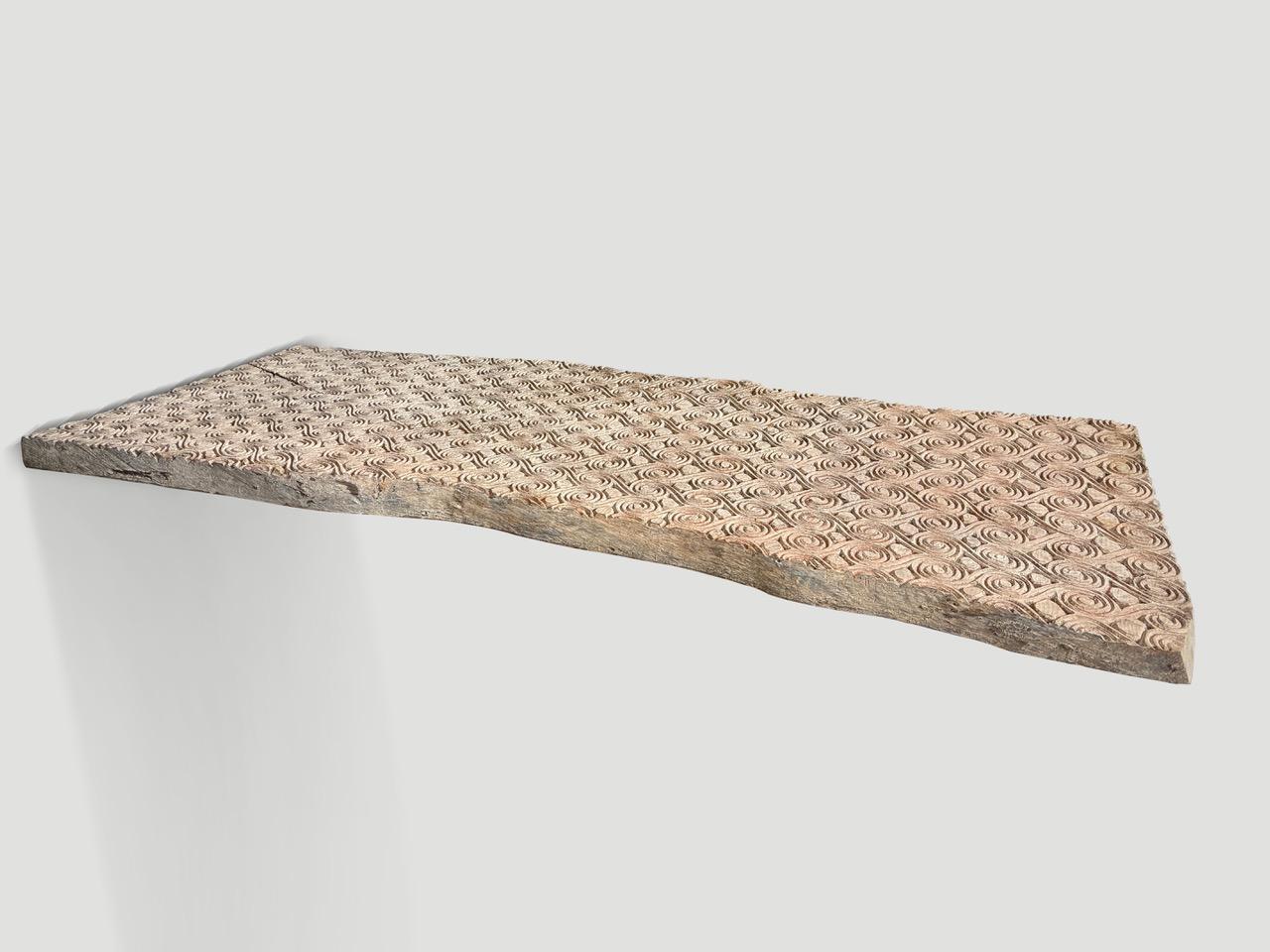 Impressionnant panneau de bois sculpté à la main provenant de Toraja, Sulawesi. Cette sculpture symbolise la paix et le bonheur. Idéal comme œuvre d'art ou tête de lit. Circa 1960. La largeur du bord vif varie de 21,5 à 26,5 pouces.

Cette sculpture