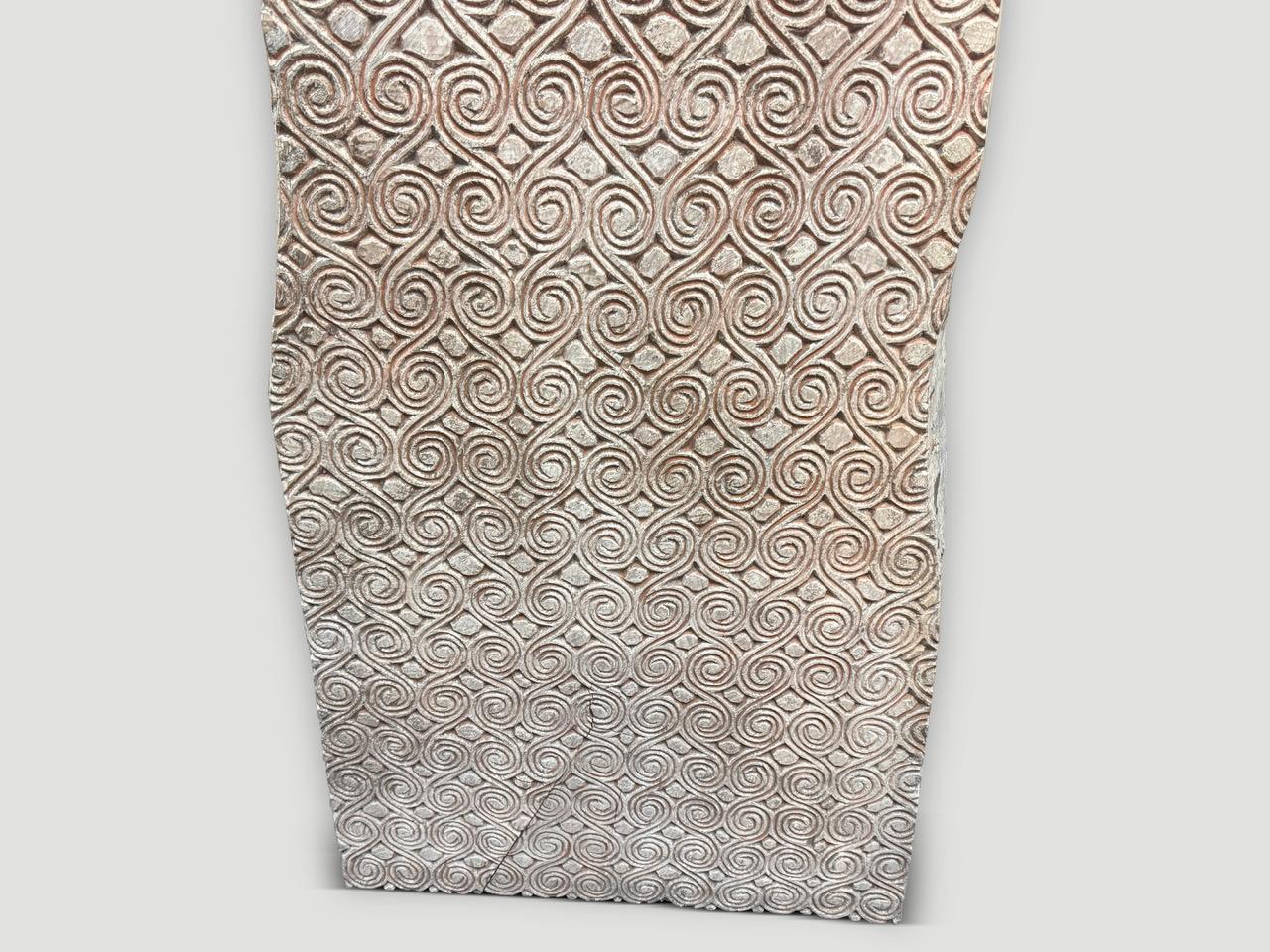 Rustique Andrianna Shamaris Panneau d'art sculpté à la main en vente