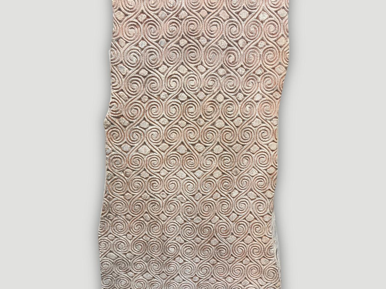 Andrianna Shamaris Panneau d'art sculpté à la main Bon état - En vente à New York, NY