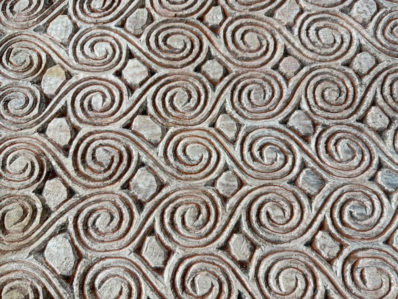 Andrianna Shamaris Panneau d'art sculpté à la main en vente 1