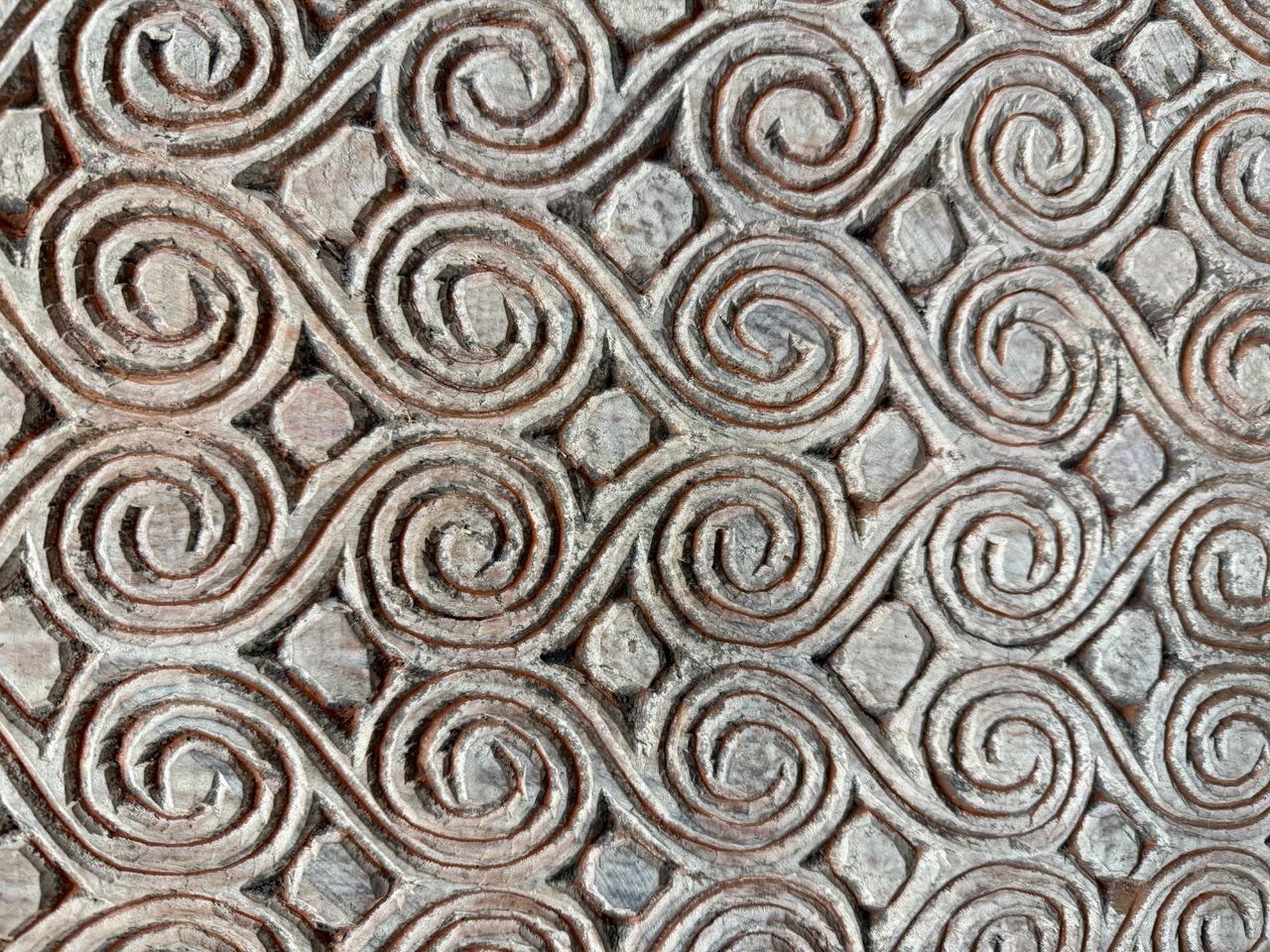 Andrianna Shamaris Panneau d'art sculpté à la main en vente 2