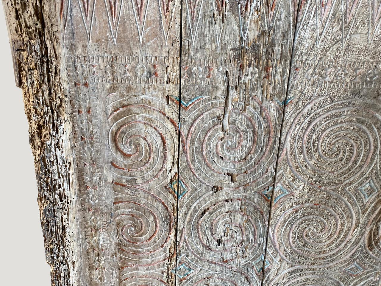 Schöne handgeschnitzte antike Tafel aus Toraja, Sulawesi. Symbolisiert Frieden und Glück.

Diese antike Schnitzerei wurde im Geiste von Wabi-Sabi hergestellt, einer japanischen Philosophie, die besagt, dass die Schönheit in der Unvollkommenheit