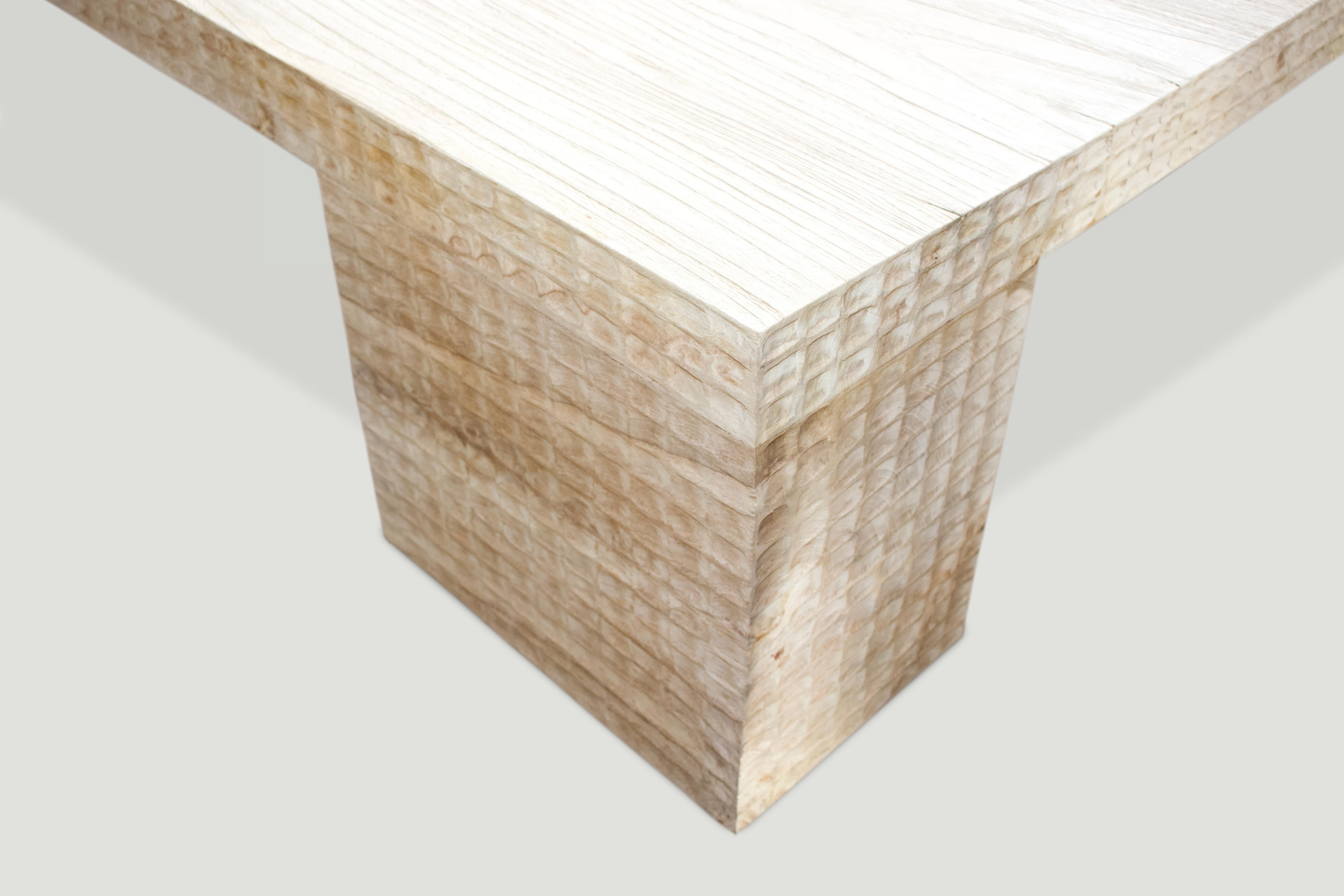 Andrianna Shamaris Mesa baja de madera de teca de San Bartolomé tallada a mano Moderno orgánico en venta