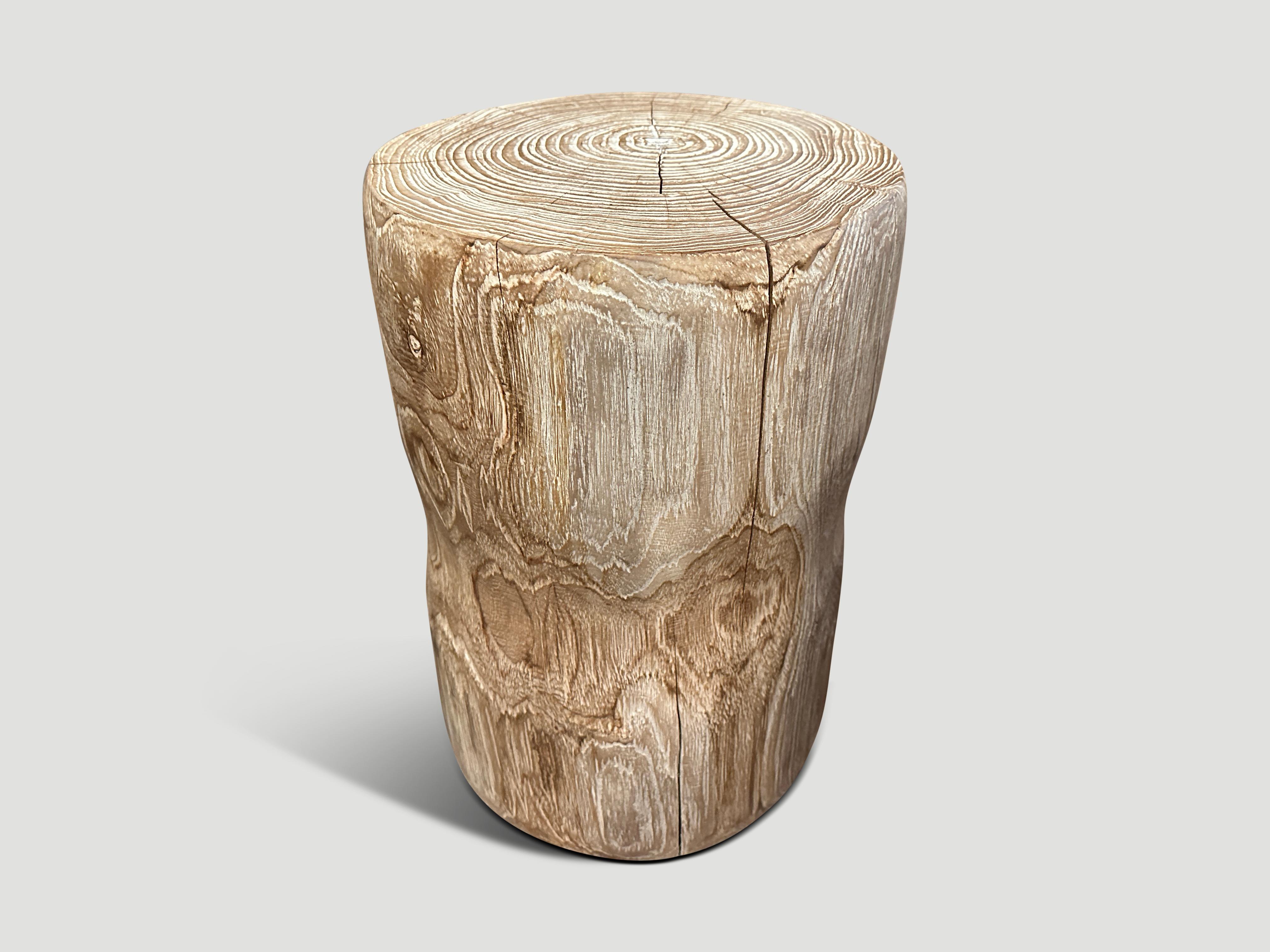 Tavolino o sgabello in legno di teak intagliato a mano Andrianna Shamaris In condizioni ottime in vendita a New York, NY