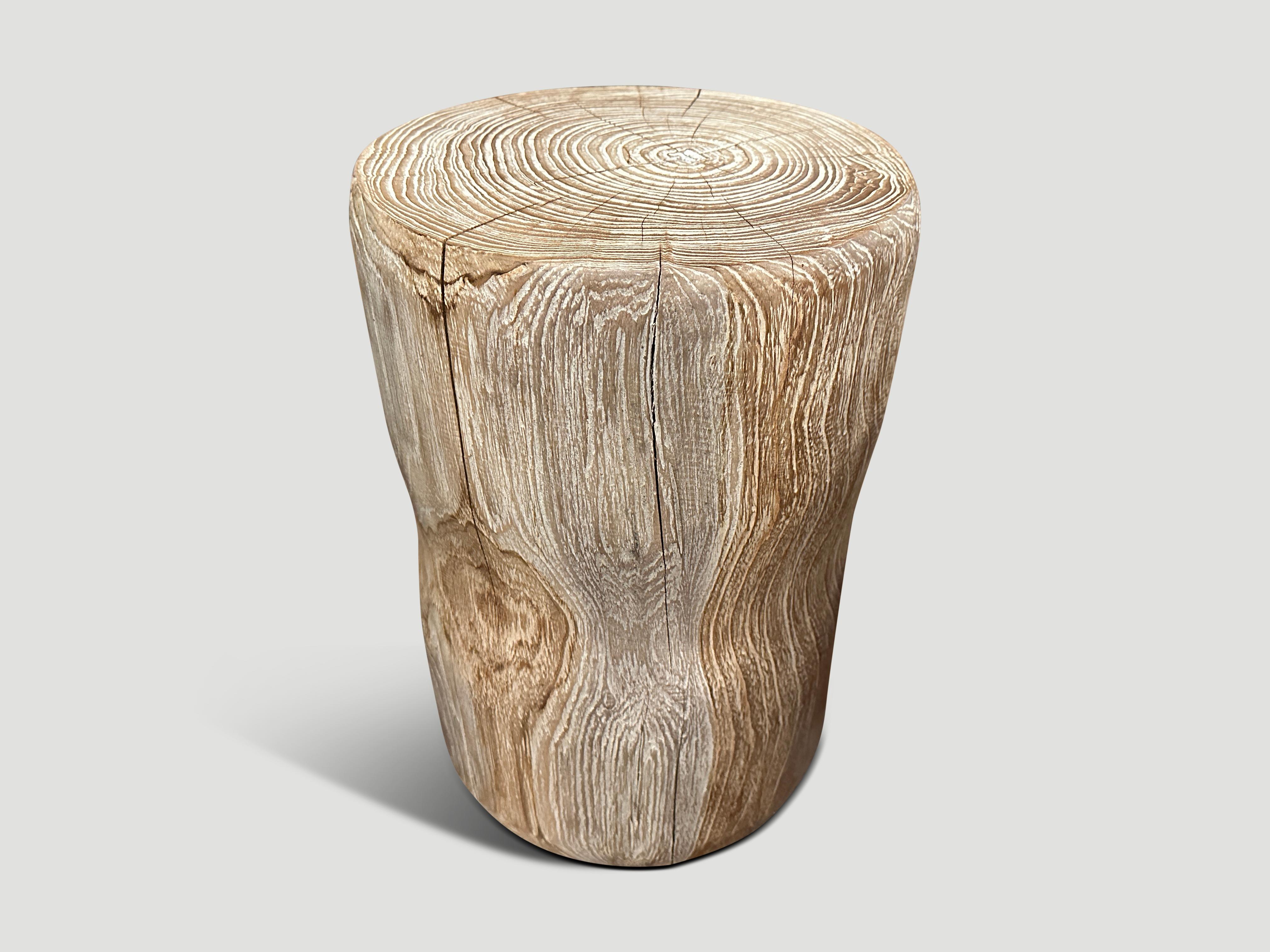 XXI secolo e contemporaneo Tavolino o sgabello in legno di teak intagliato a mano Andrianna Shamaris in vendita