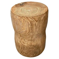 Andrianna Shamaris table d'appoint ou tabouret en bois de teck sculpté à la main
