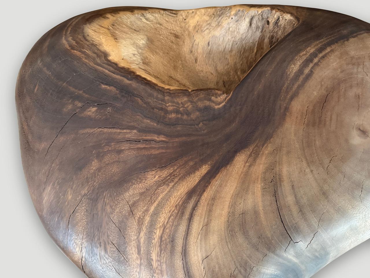 Andrianna Shamaris Coeur en bois sculpté à la main Excellent état - En vente à New York, NY