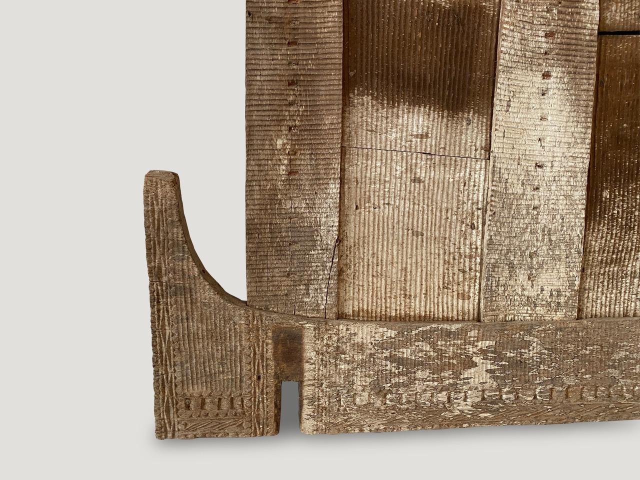 Andrianna Shamaris Handgeschnitzte Holzplatte (Indonesisch) im Angebot