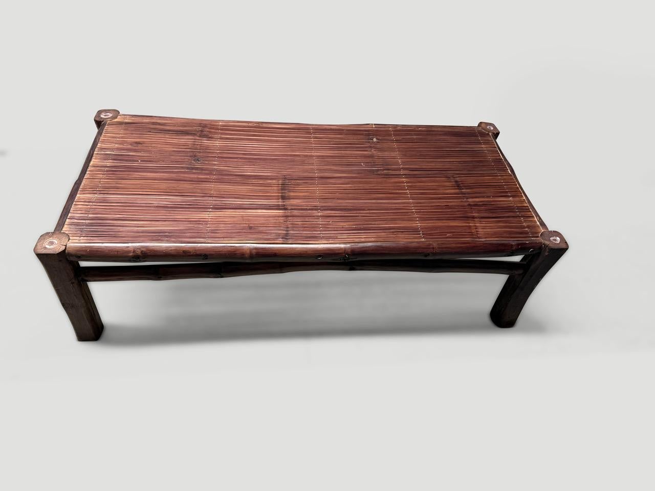 La table basse en bambou est fabriquée à la main à partir de bambou ancien. Léger et facile à déplacer.

Cette table basse a été fabriquée à la main dans l'esprit du Wabi-Sabi, une philosophie japonaise selon laquelle la beauté peut être trouvée