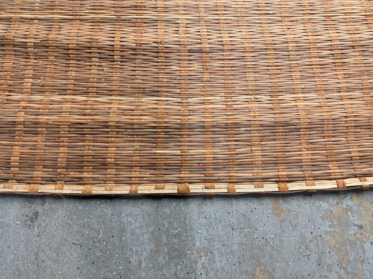 Andrianna Shamaris Handgewebte Matte aus Bambus und Rinde (Rustikal) im Angebot