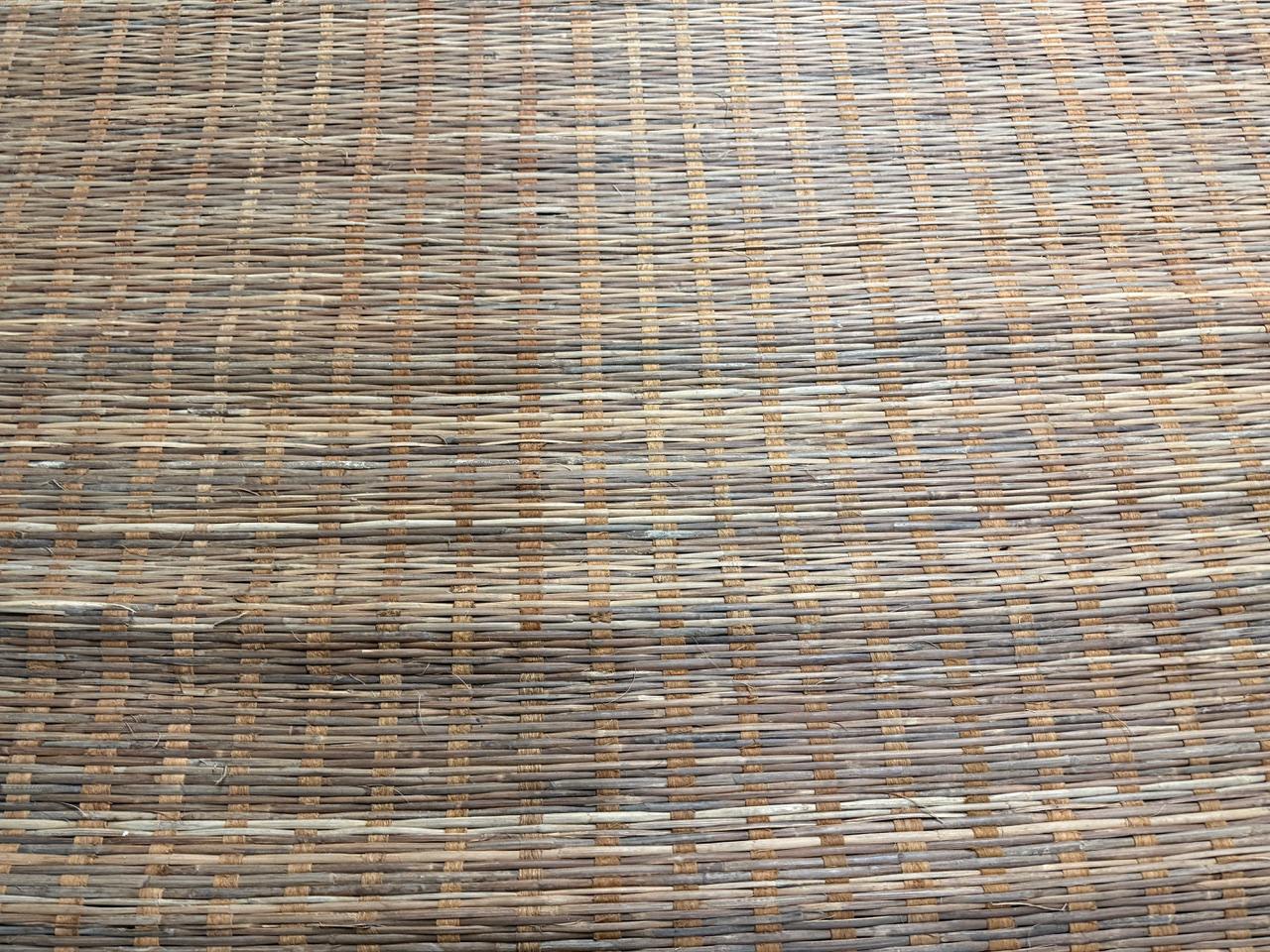 Andrianna Shamaris Handgewebte Matte aus Bambus und Rinde (21. Jahrhundert und zeitgenössisch) im Angebot