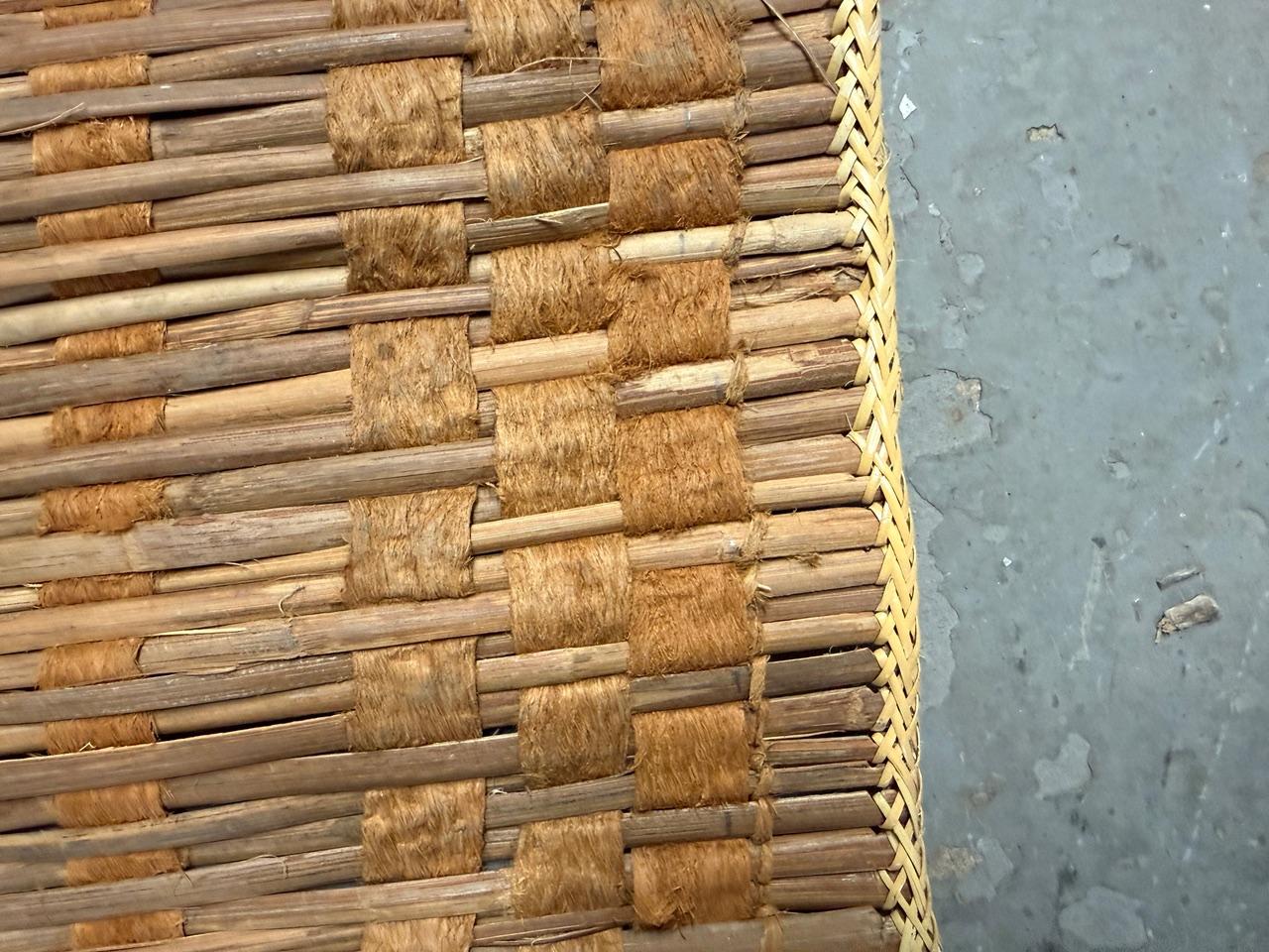 Andrianna Shamaris Handgewebte Matte aus Bambus und Rinde im Angebot 1