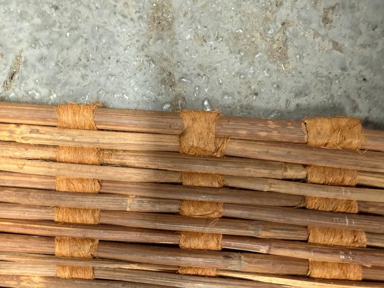 Andrianna Shamaris Handgewebte Matte aus Bambus und Rinde im Angebot 2