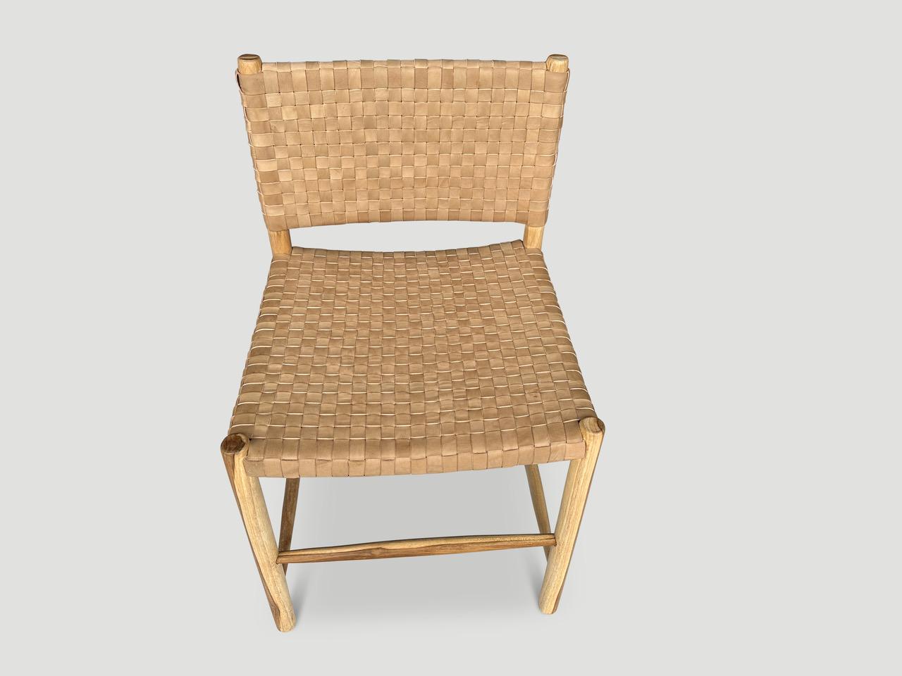 Der minimalistische Stuhl mit hochwertigem Naturleder und einem Gestell aus Teakholz wird vorgestellt. Das Leder ist in schmalen Streifen eng von Hand gewebt und wird mit der Zeit nachdunkeln. Das handverlesene Leder wird sorgfältig gewebt, um den